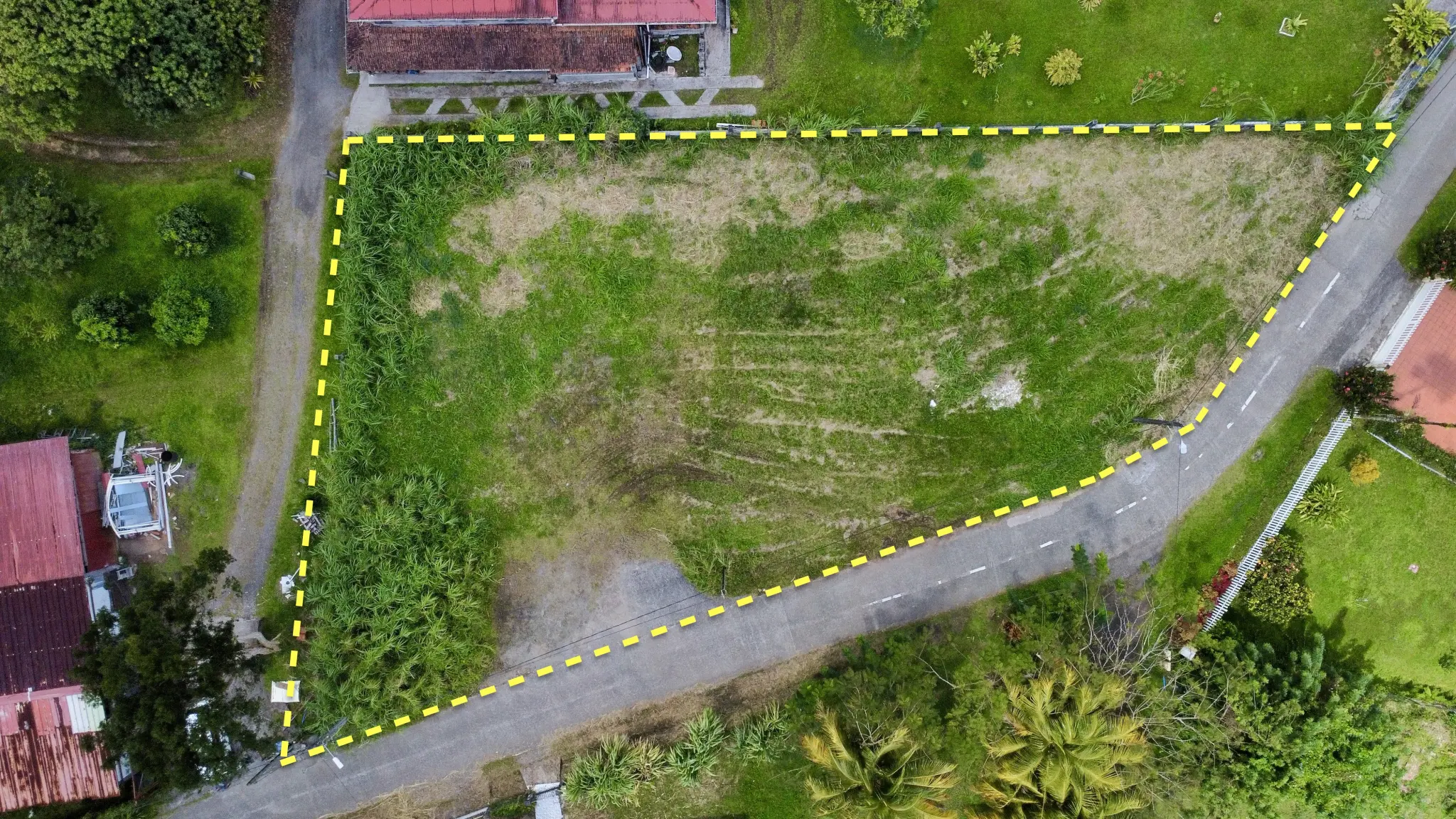Terrain nu constructible de 1 380 m² au Morne-Rouge