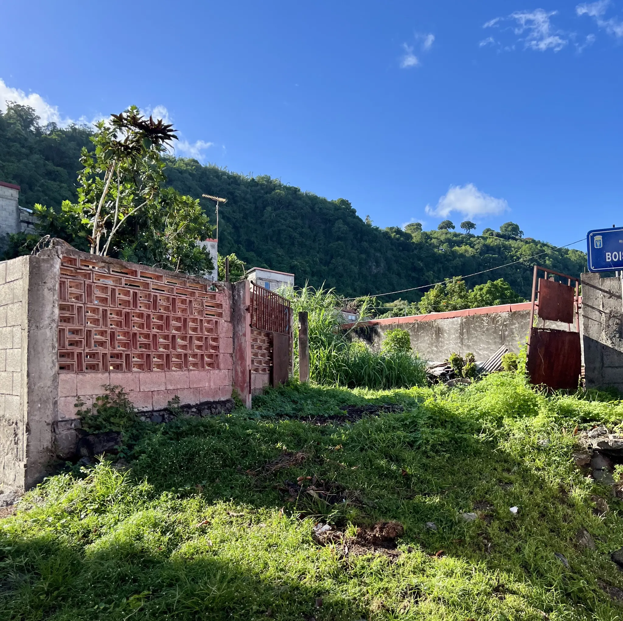 Terrain constructible 350 m² – Saint-Pierre (Martinique)